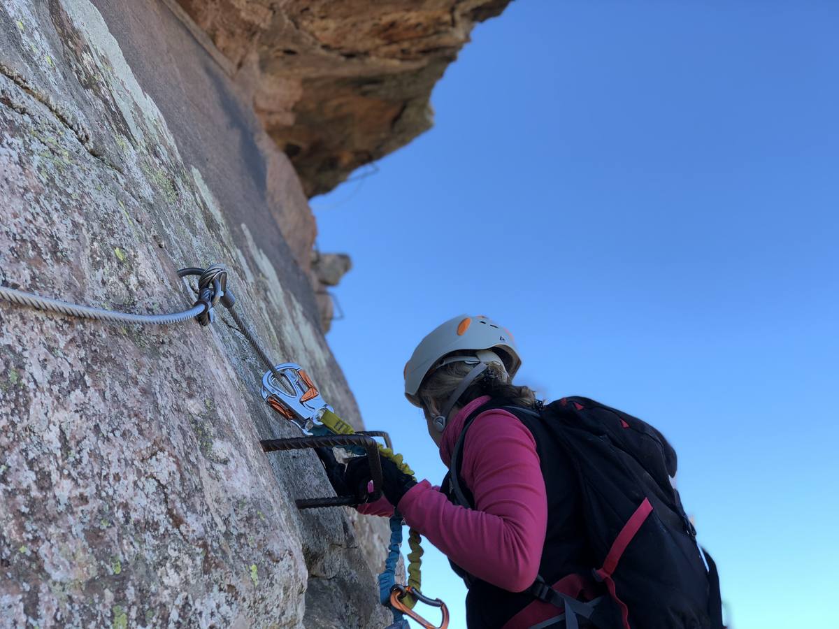 Las vias ferratas (itinerarios horizontales y verticales) de diferente dificultad gozan cada vez de mayores seguidores. Montania Guides organizó a finales de diciembre una actividad en la via ferrata de Andilla. Pronto habrá otras en la Comunitat.