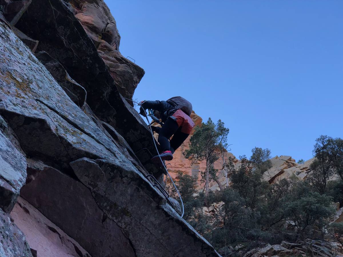 Las vias ferratas (itinerarios horizontales y verticales) de diferente dificultad gozan cada vez de mayores seguidores. Montania Guides organizó a finales de diciembre una actividad en la via ferrata de Andilla. Pronto habrá otras en la Comunitat.