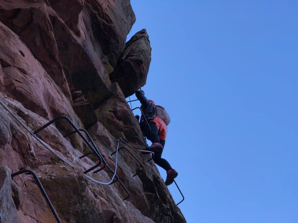 Las vias ferratas (itinerarios horizontales y verticales) de diferente dificultad gozan cada vez de mayores seguidores. Montania Guides organizó a finales de diciembre una actividad en la via ferrata de Andilla. Pronto habrá otras en la Comunitat.