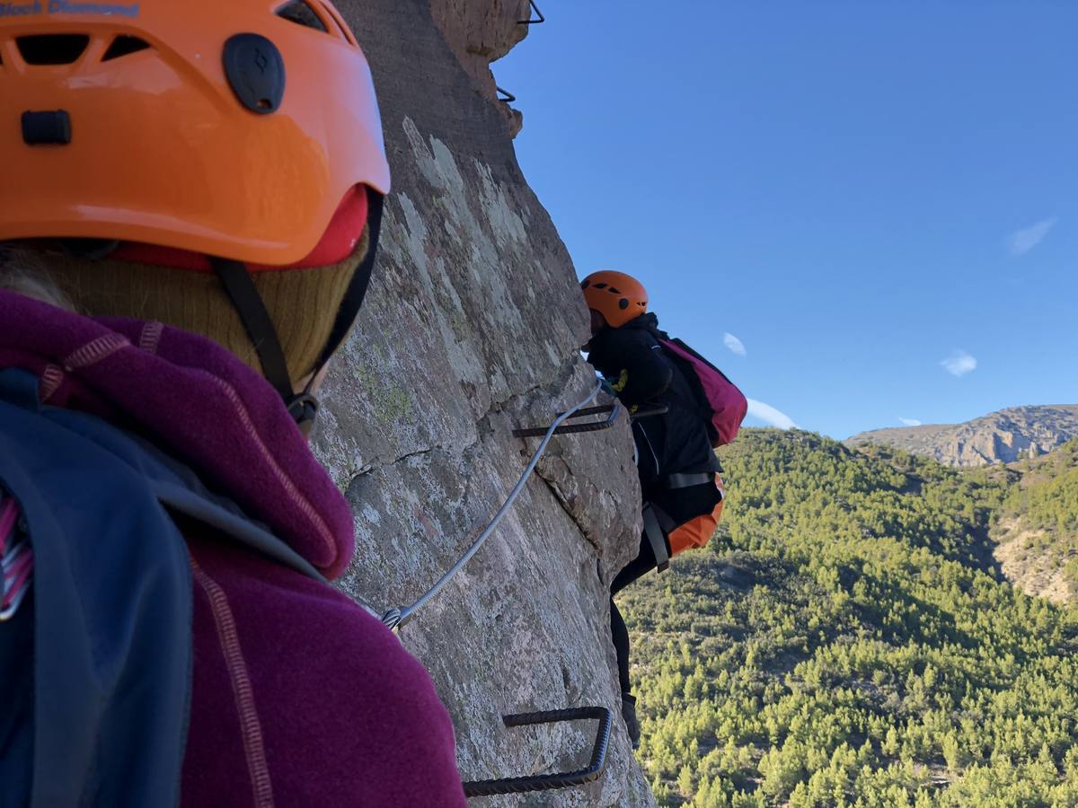 Las vias ferratas (itinerarios horizontales y verticales) de diferente dificultad gozan cada vez de mayores seguidores. Montania Guides organizó a finales de diciembre una actividad en la via ferrata de Andilla. Pronto habrá otras en la Comunitat.