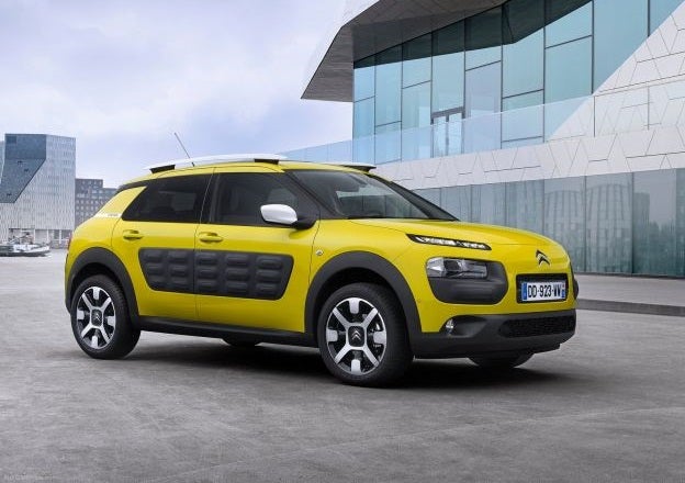 CITROEN C4 CACTUS | La marca francesa siempre ha tenido diseños controvertidos, y en los últimos tiempos es el ‘crossover’ Cactus el que levanta las cejas de los viandantes al más puro estilo Carlos Sobera. El divertido modelo se produce en Madrid, en la planta que en su día abrió Eduardo Barreiros y donde se han fabricado desde los ‘Simca 1000’ al Peugeot 205. El diseño del Cactus incluye unos asientos tipo sofá o protecciones tipo paragolpes también para las puertas. El modelo, eso sí, se renovará este año para ser un poco ‘menos raro’, aunque simpático. 