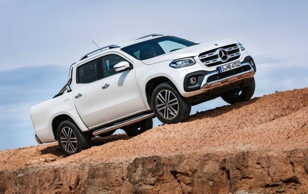 MERCEDES CLASE X/ NISSAN NAVARA/ RENAULT ALASKAN | ¿Un Mercedes ‘made in Spain’? Por supuesto, y no será el primero ni el último. Para empezar la marca de la estrella tiene una planta de furgones en Vitoria donde se fabrica el furgón Mercedes Vito ¿Lo pillan, Vito, Vitoria? no es difícil, pero el pick-up Clase X no es vasco, sino catalán, ya que se produce en la planta de Nissan en la antigua zona franca de Barcelona. Allí toma la base del Nissan Navara para, con algunos cambios en diseño y tecnología, presentarse bajo la etiqueta de Mercedes. El Nissan debe ser un coche excelente, ya que Renault había hecho lo mismo con el Alaskan, un Nissan Navara vestido con traje francés. El resultado son tres auténticos 4x4 no muy populares en España –hace falta un gran parking- pero que se exportan a todo tren a todo el mundo.