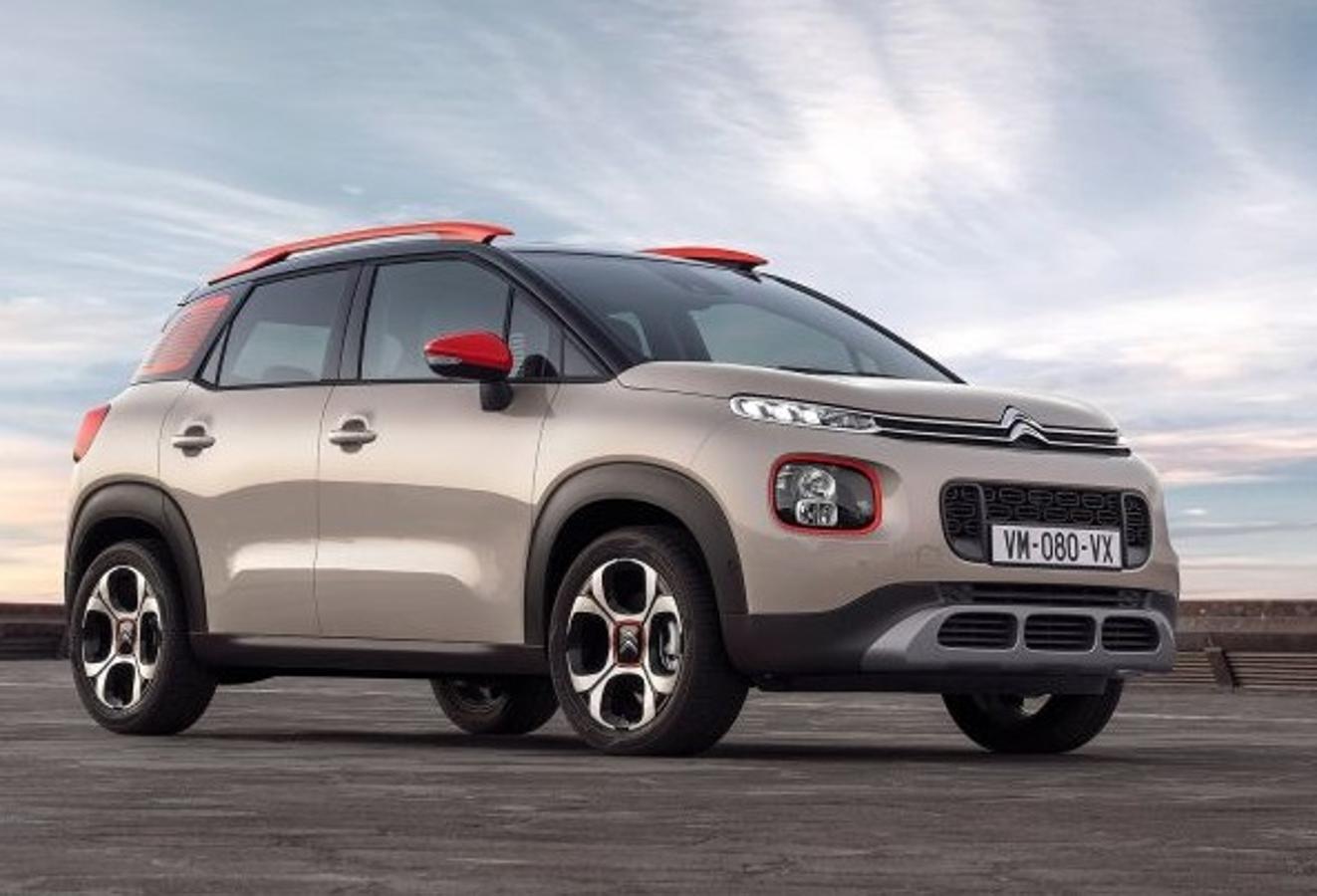 CITROEN C3 AIRCROSS | Si no tenían bastante en Zaragoza con fabricar los dos SUVs pequeños de Opel, la planta acoge también la producción del nuevo Citroën C3 Aircross. ¿El motivo? Un acuerdo que realizaron Opel y Citroën para compartir el diseño y la fabricación de estos dos coches y así ahorrar costes. Poco después de este acuerdo el grupo PSA; propietario de Citroën, terminó comprando Opel. No queremos ver la cara de los ingenieros que aprendieron alemán y ahora están estudiando francés. Un drama.