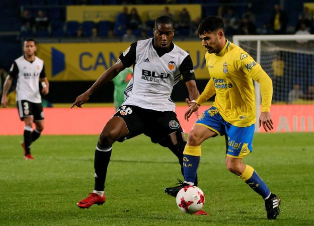 Kondogbia, que fue sustituido al descanso, presiona a Tana.