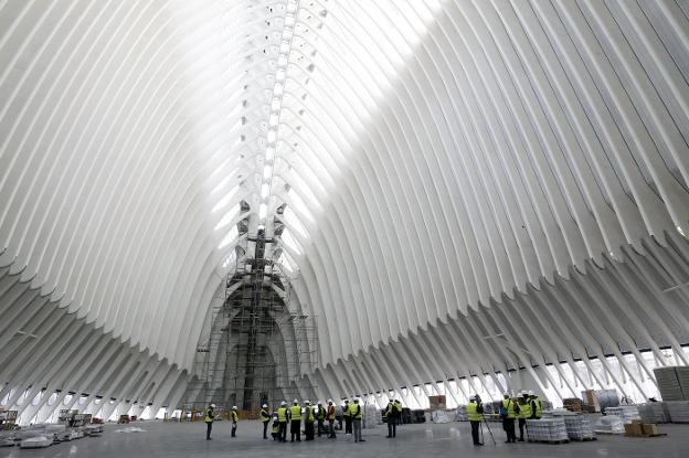 Imagen de los andamios del interior del edificio sobre los que se trabaja en la reparación de las fisuras de la fachada. 