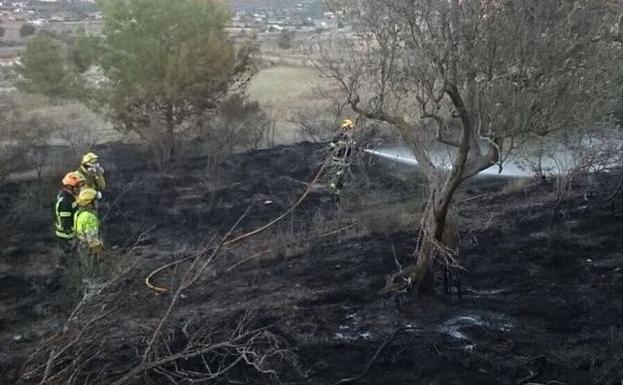 Un incendio forestal cerca del núcleo urbano de Benissa moviliza a los bomberos del subparque y dos brigadas