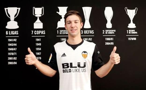 Vietto posa con la camiseta del Valencia.