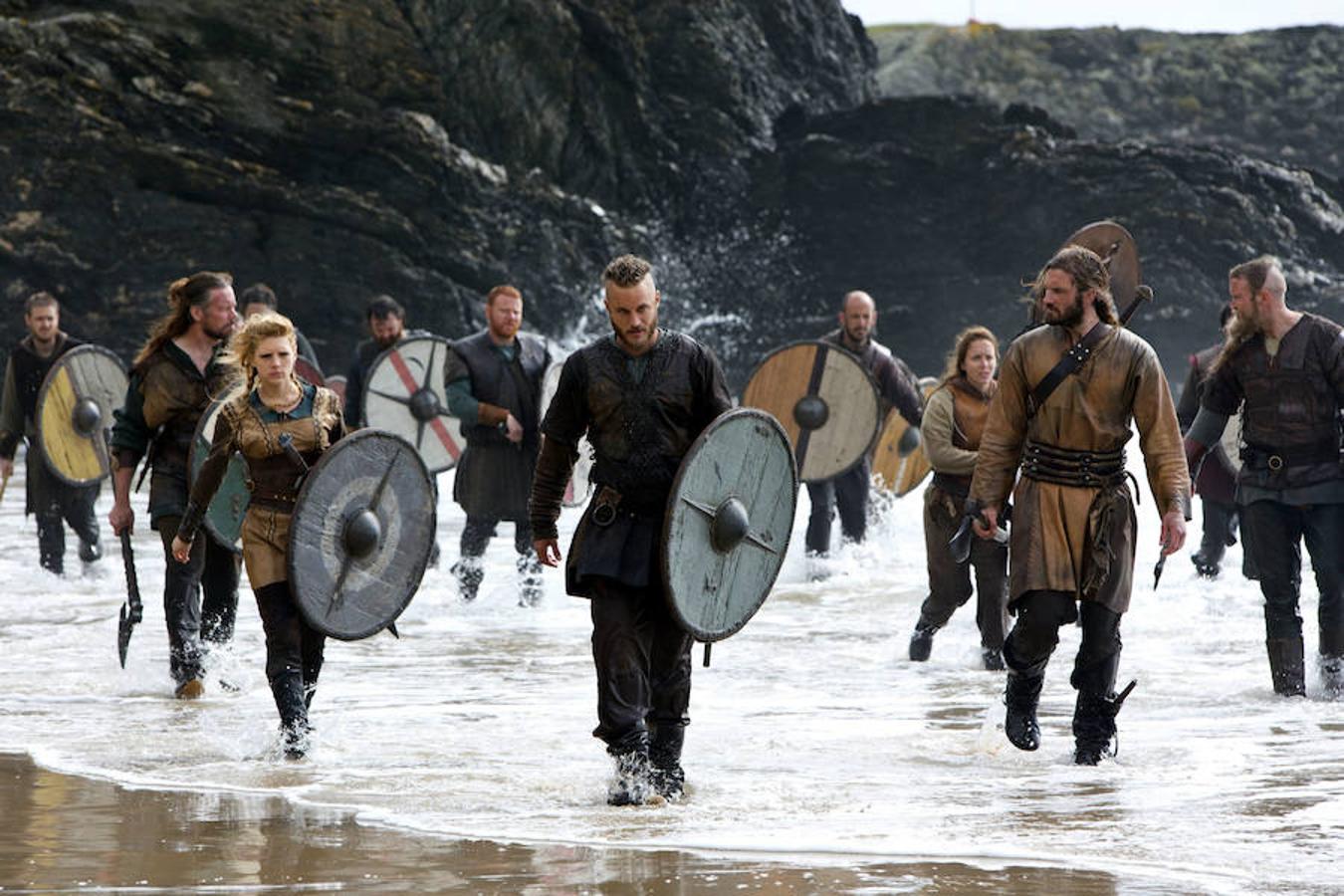 8. VIKINGOS. La serie está basada en los relatos semilegendarios de Ragnar Ladbrok, reconocido como uno de los primeros reyes de Suecia y Dinamarca, durante el siglo VIII.