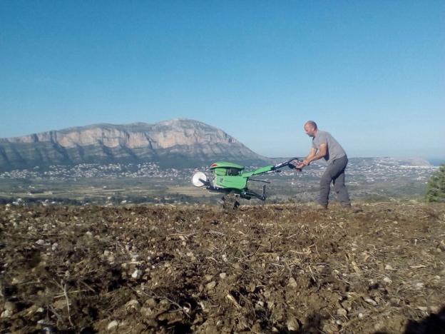 Uno de los cazadores trabajando una de las parcelas que utiliza la asociación para el cultivo. 