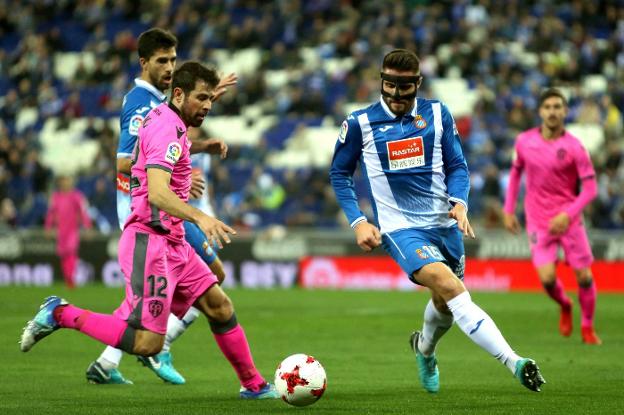 Coke, que debutó ayer con el Levante, disputa el balón con López. 