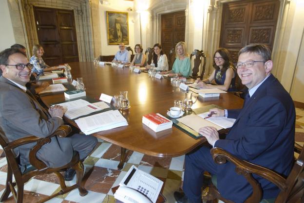 El presidente Puig durante una sesión del pleno del Consell junto a sus consellers. 