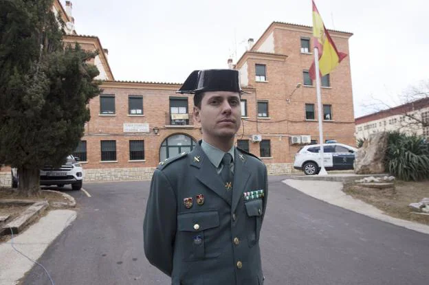 José Ángel Millán, frente al cuartel de Requena. 