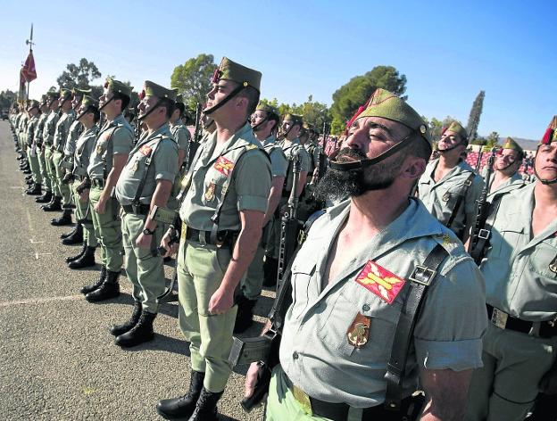 Legionarios de la Brigada Ligera despiden a un contingente en su base de Almería. 