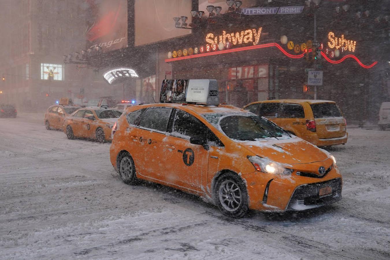 La ciudad de Nueva York y sus alrededores sufrió este jueves la tormenta de nieve más intensa de la temporada, con vastas áreas en estado de emergencia y los aeropuertos JFK y LaGuardia con sus operaciones suspendidas. Tras la tormenta se espera más frío y la sensación térmica puede ser estos días de hasta -30ºC.