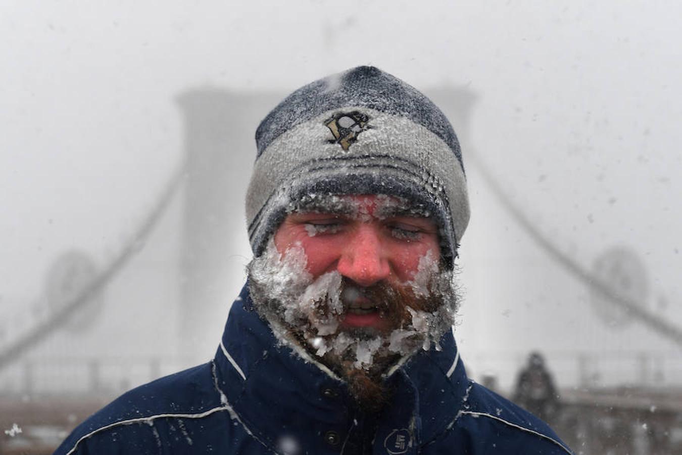 La ciudad de Nueva York y sus alrededores sufrió este jueves la tormenta de nieve más intensa de la temporada, con vastas áreas en estado de emergencia y los aeropuertos JFK y LaGuardia con sus operaciones suspendidas. Tras la tormenta se espera más frío y la sensación térmica puede ser estos días de hasta -30ºC.