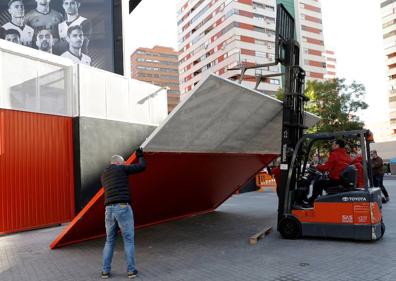 Imagen secundaria 1 - Arriba, imagen de las taquillas de Mestalla donde se ha producido el accidente. Abajo, la mujer en el momento de ser atendida. 