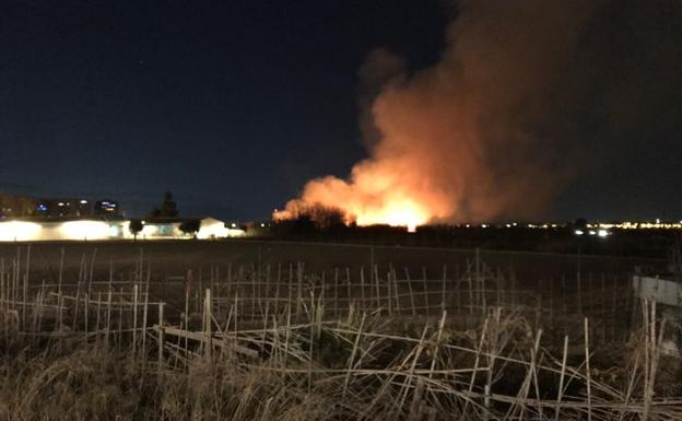 Un fuego de matorrales se declara junto al parque de Cabecera de Valencia