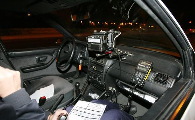 Un poliía local de Valencia, en un control nocturno, en una imagen de archivo. 