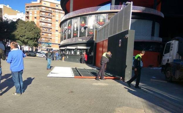 Valla caída delante de las taquillas de Mestalla. 