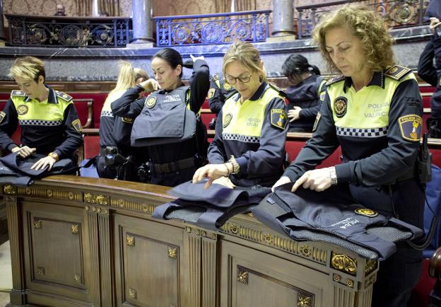 Policías locales se prueban chalecos antibalas. 