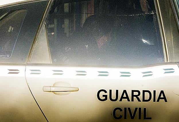 El acusado, ayer, en el coche de la Guardia Civil que lo trasladó al juzgado. 