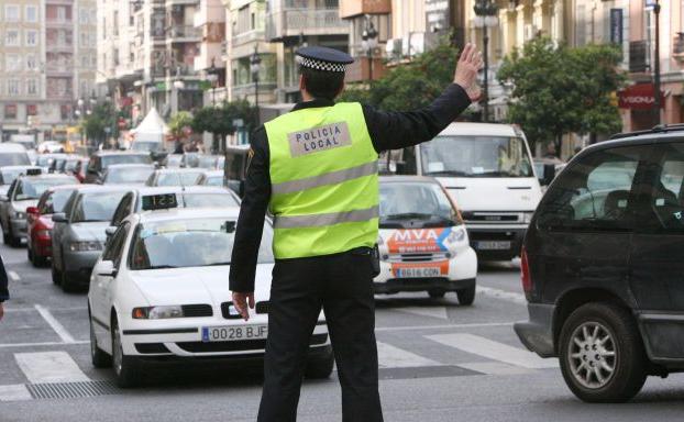 Policia Local controlando el tráfico en Fallas.