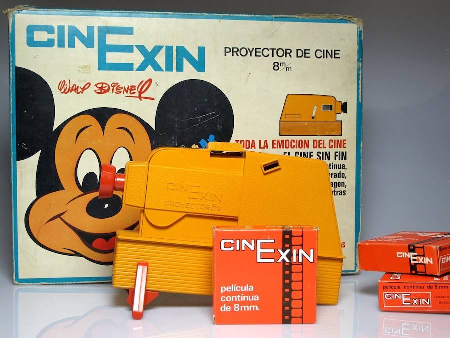 CINEXIN | Un proyector de juguete que cautivó a miles y miles de jóvenes. Las películas se vendían a parte pero fueron todo un fenómeno social y que se encontraba, casi, en cada casa.