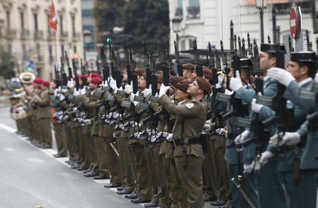 Soldados y guardias civiles, formados ayer durante la celebración de la Pascua Militar en Valencia. 