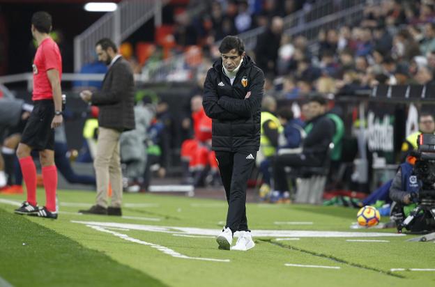 Marcelino, pensativo en el área técnica durante el partido de ayer. 