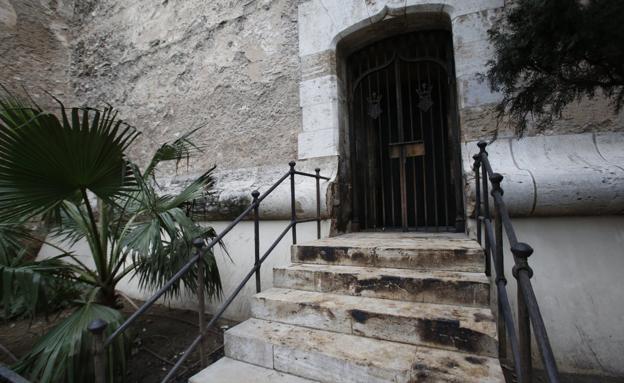 Escalera de las torres de Quart, ayer con los restos del incendio. 