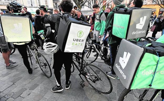 Varios ciclistas de Deliveroo y Uber, en Burdeos, durante una concentración.