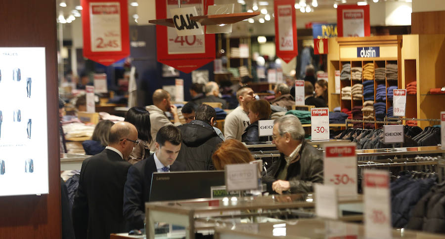 Fotos del primer día de las rebajas de invierno en Valencia