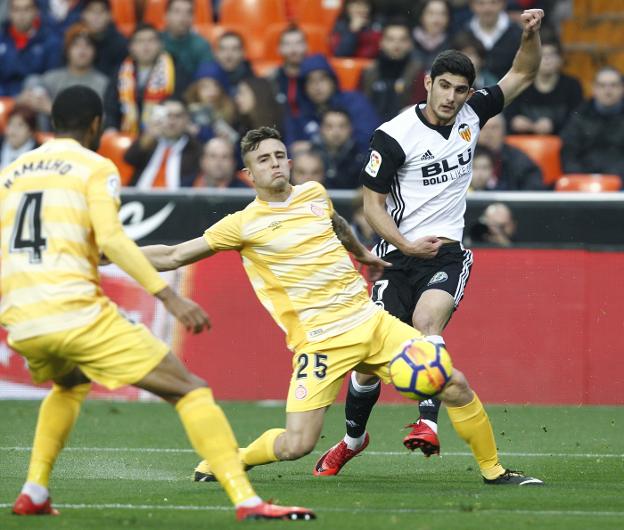 Guedes conecta el disparo que acabaría con el gol de Ramalho en propia puerta. 