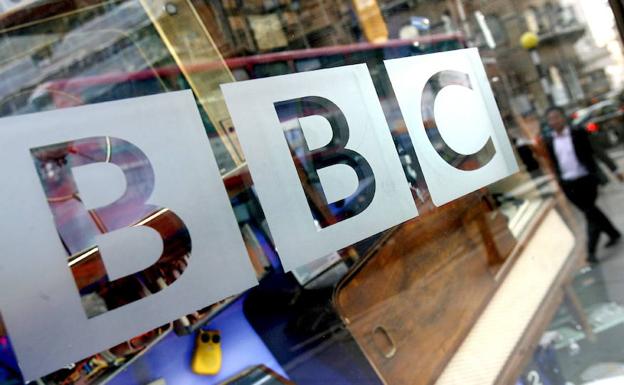 Dimite una veterana presentadora de la BBC por la diferencia salarial entre hombres y mujeres en la cadena