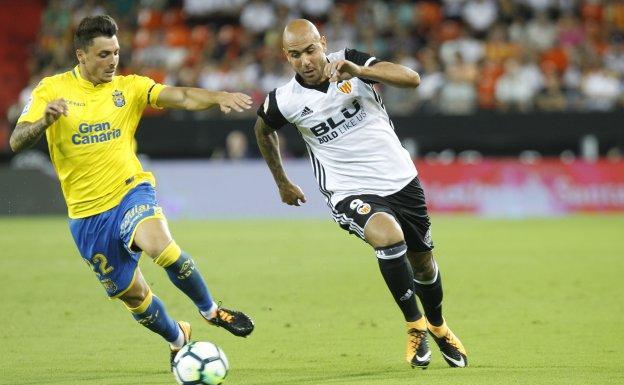 Zaza pugna con Ximo Navarro ante Las Palmas.