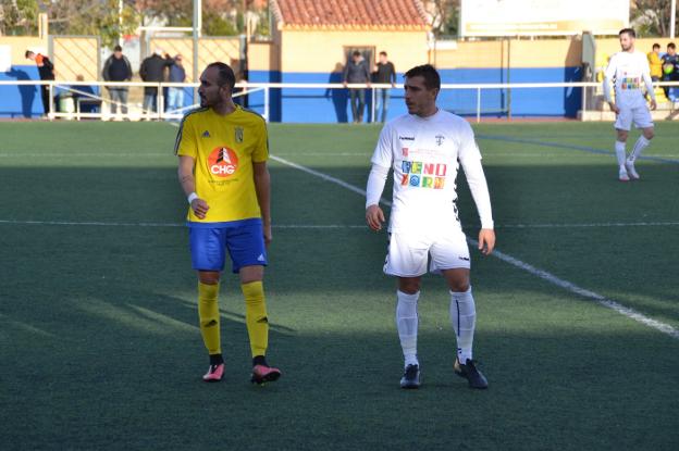 Panucci marcado por un jugador del Benidorm. 