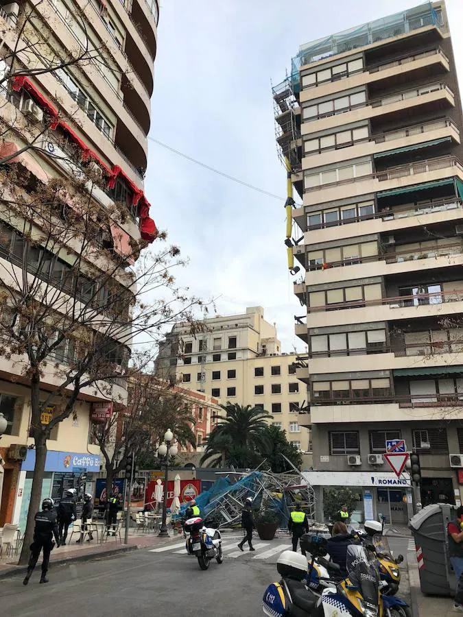 Un andamio de grandes dimensiones se desploma en el centro de Alicante