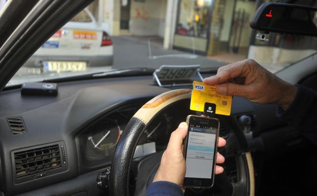 Todos los taxis de la Comunitat admiten desde mañana el pago con tarjeta