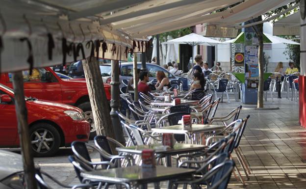 Coches aparcados junto a terrazas en la plaza de Xúquer, en una imagen de archivo.