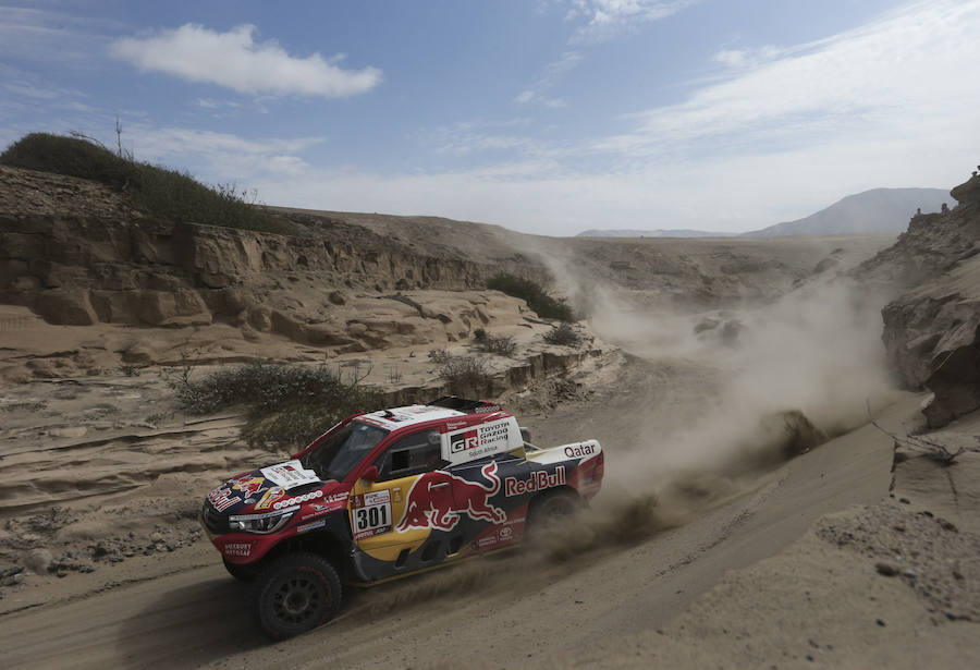 El catarí Nasser Al-Attiyah y el francés Matthieu Baumel, durante la cuarta etapa del Dakar. 