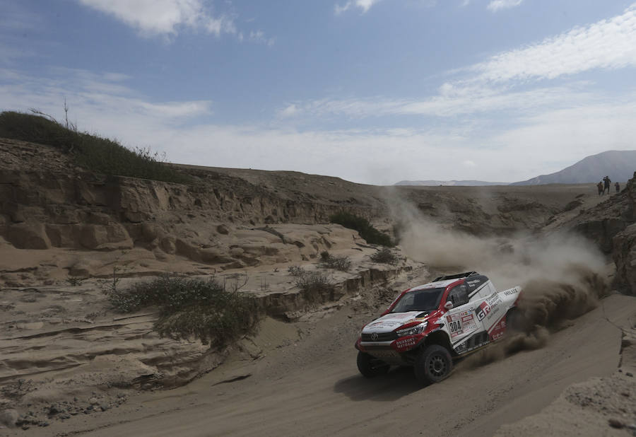 El coche del sudafricano Giniel De Villiers y el alemán Dirk Von Zitzewitz. 