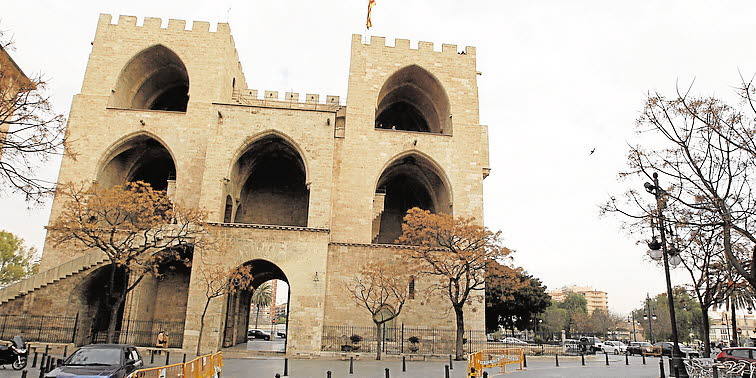 2. Torres de Serranos: Son una de las dos puertas fortificadas de la muralla medieval de Valencia y de ellas las más frecuentadas. En 2017 sobrepasaron las 200.000 visitas al haber recibido un 28,36% más de personas que en el año anterior y llegando así a las 226.211 visitas.