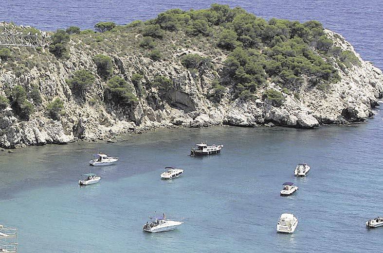 En la costa: "En Altea me casé y bauticé a mi hija. Es un lugar maravilloso, idílico, único en mi vida. La boda con mi esposo tuvo lugar en el Hotel Villa Gadea y bauticé a mi hija en la espectacular Parroquia de Nuestra del Consuelo, ubicada en la plaza de la localidad, una de las más bonitas de la comarca", cuenta. De Altea también destaca la Marina Greenwich y recuerda los "años de vacaciones inolvidables" que ha pasado con amigos y "con nuestras motos de agua y navegando".