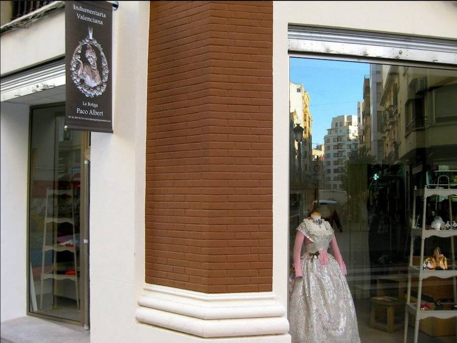 Las Fallas: Otro rincón "importante" en la vida de María Abradelo es la tienda de su amigo Paco Albert, La Botiga. "Es un gran indumentarista y fue el primero, en el año 1997, en vestirme de valenciana". Lo recuerda perfectamente: "Fue con un traje espectacular de color amarillo, venía a Canal 9 a vestirme, a las roulottes para que fuera perfecta a la Ofrenda, me retocaba cada año... El traje de la Abradelo en Fallas se convirtió en algo habitual, algo así como el de la Pedroche en Fin de Año".
