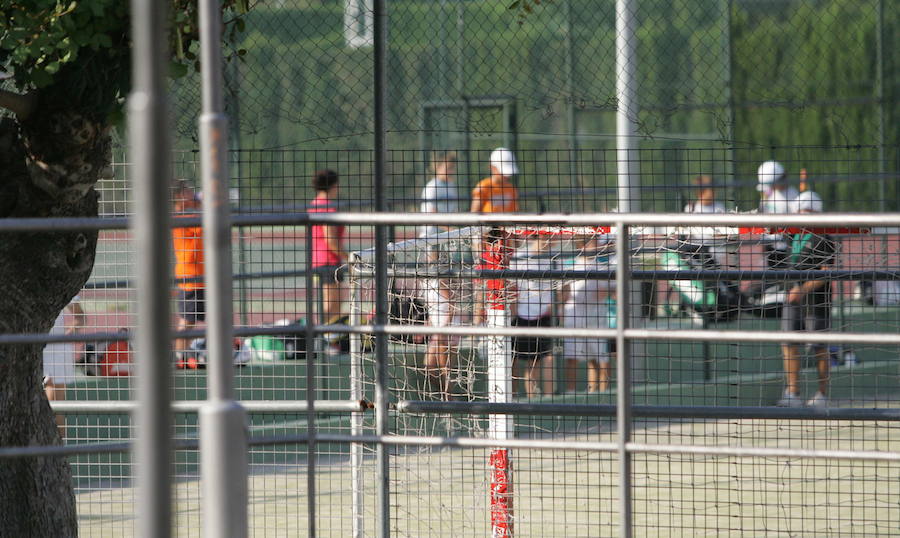 Deportes: A Abradelo le "encanta" ir al gimnasio y ponerse en forma, y uno de sus lugares preferidos para entrenar es el Club de campo Peñacañada. Además, confiesa que ha sido allí, junto a sus amigas, donde ha podido "descubrir" el mundo del pádel y del tenis. "Sobre todo, algo que no tiene precio hoy en día es que mi hija pueda pertenecer a la escuela de competición de tenis profesional DECTRA y la pueda observar mientras corro en la cinta", confiesa con orgullo. "Es una suerte poder pertenecer a ese club". 