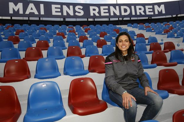 Ana Buceta posa ayer en el estadio Ciutat de València. 