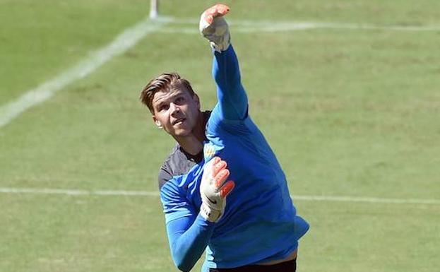 Mitch Langerak ya se entrena al margen del Levante UD