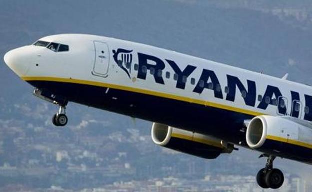 Un avión que despegó de Alicante aterriza de emergencia en Santander por dos pasajeros «con actitud agresiva»