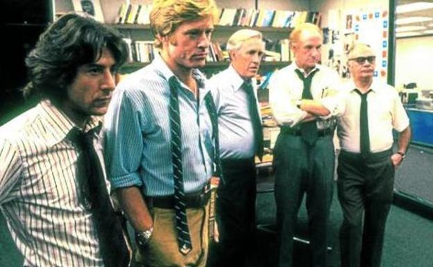 'Todos los hombres del presidente' (1976). Relato de la investigación de dos reporteros de 'The Washington Post' (en la ficción Dustin Hoffman y Robert Redford) que obligaron a dimitir al presidente Nixon por sus escuchas ilegales en el 'Watergate'. 