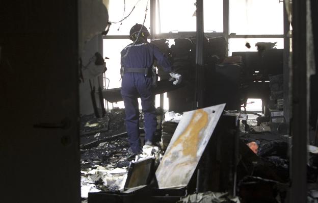 Un operario, tras el incendio en la Ciudad de la Justicia.
